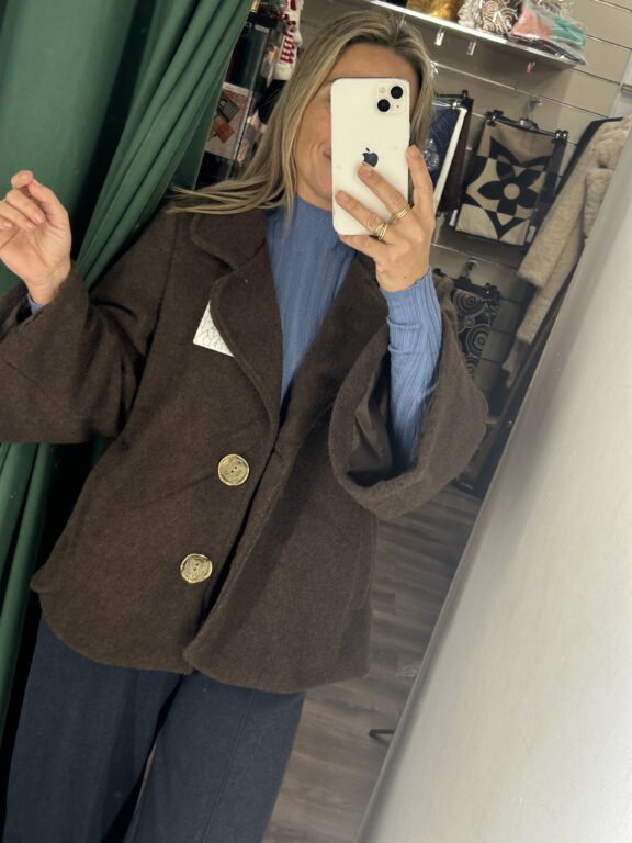 abrigo marron botones grande