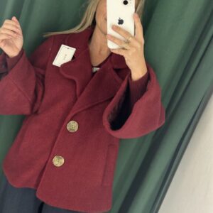 abrigo burdeos botones blanco