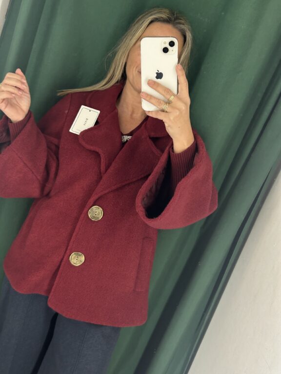 abrigo burdeos botones blanco