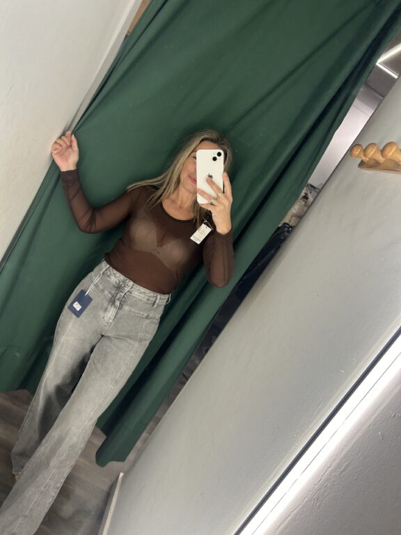 camiseta transparente marron