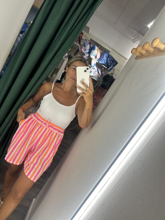 bermudas raya fucsia y naranja