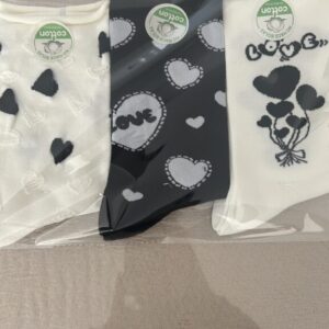 calcetines corazones negro y blanco