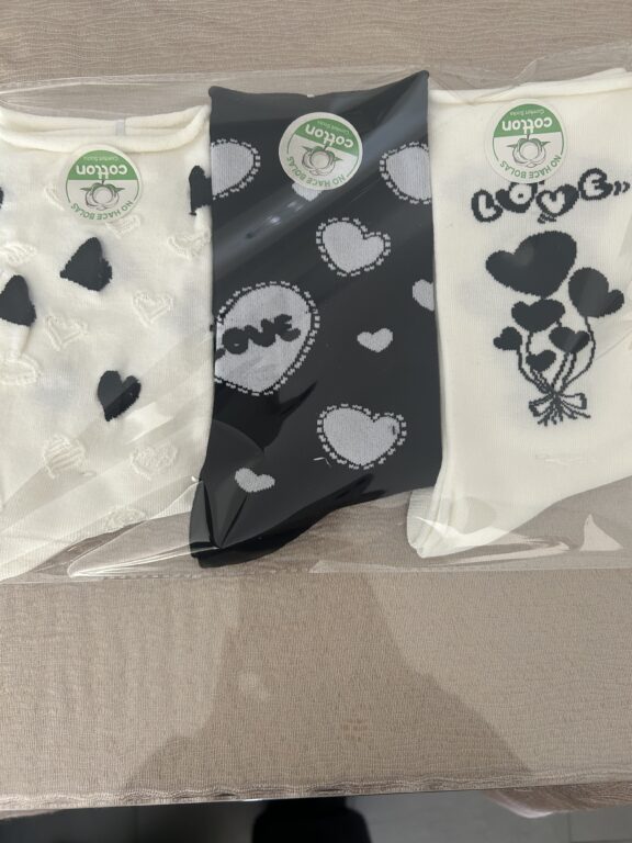 calcetines corazones negro y blanco