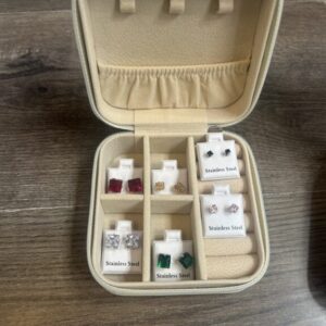 joyero con pendientes beige