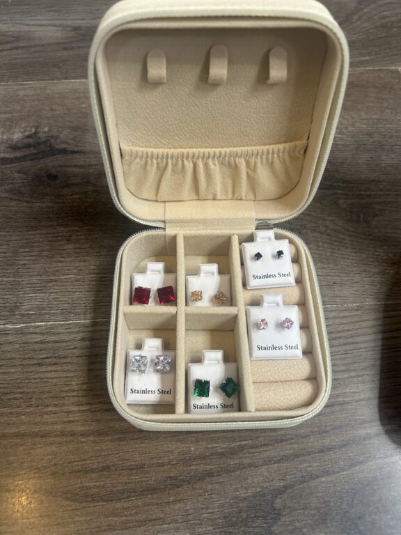 joyero con pendientes beige