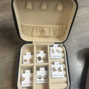 joyero negro con pendientes