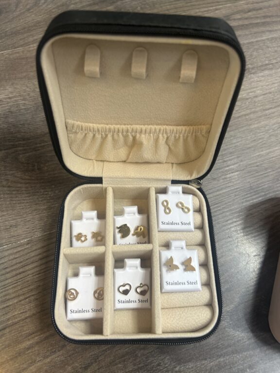 joyero negro con pendientes