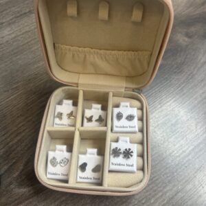 joyero rosa con pendientes