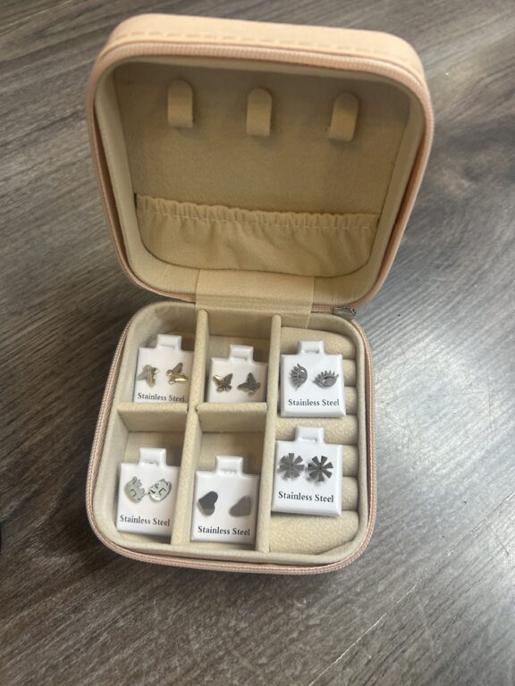 joyero rosa con pendientes