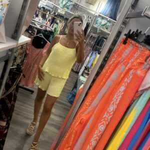 mono corto plisado amarillo