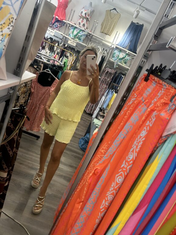 mono corto plisado amarillo