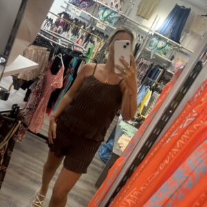 mono plisado marron