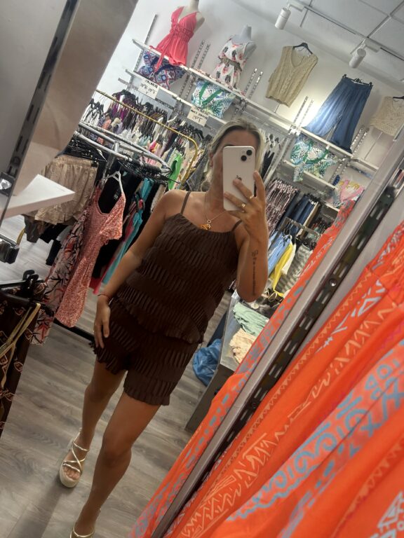 mono plisado marron