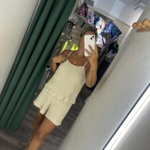 mono plisado beige corto