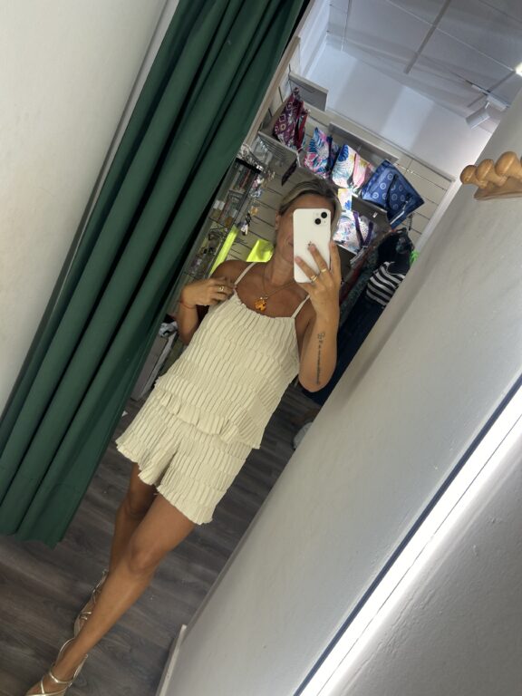 mono plisado beige corto