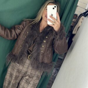 chaqueta marrón con pelos