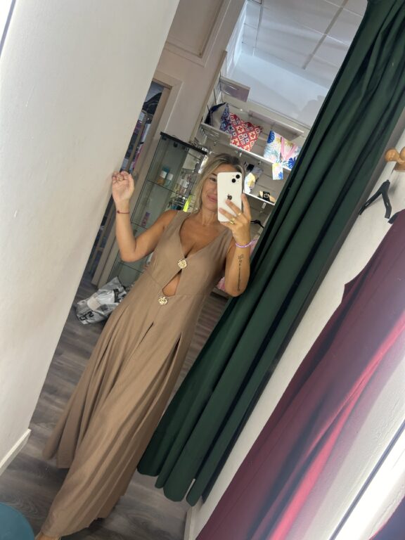 vestido marron dos botones dorado