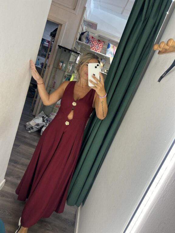 vestido  burdeos dos botones dorado