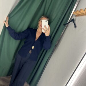 rebeca azul marino con boton dorado