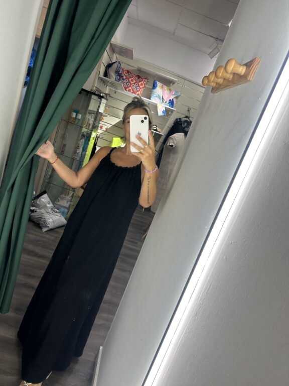 vestido negro bolitas espalda