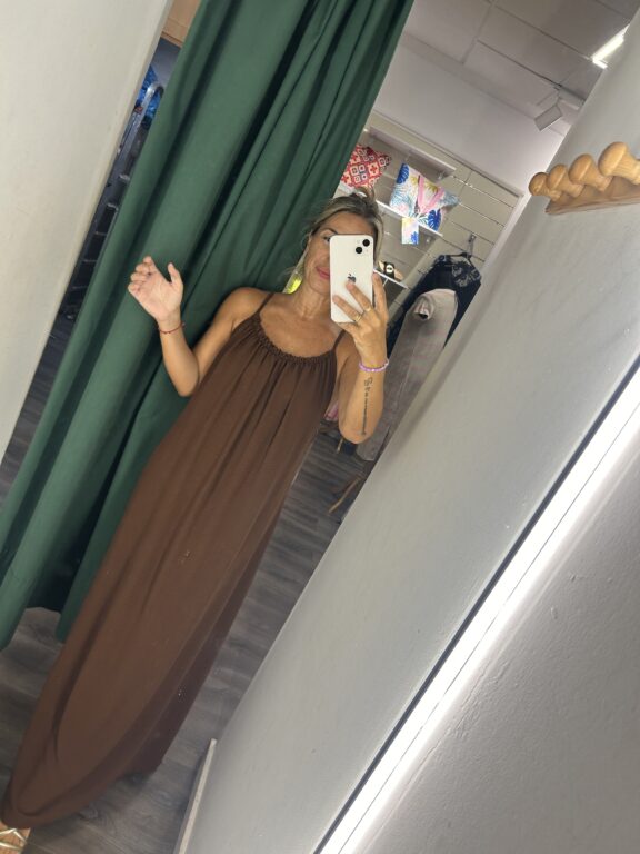 vestido marron bolitas espalda
