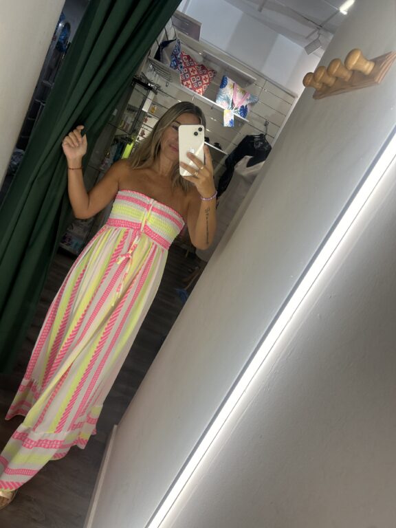 vestido fucsia y amarillo palabra honor