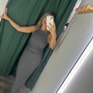vestido gris lápiz