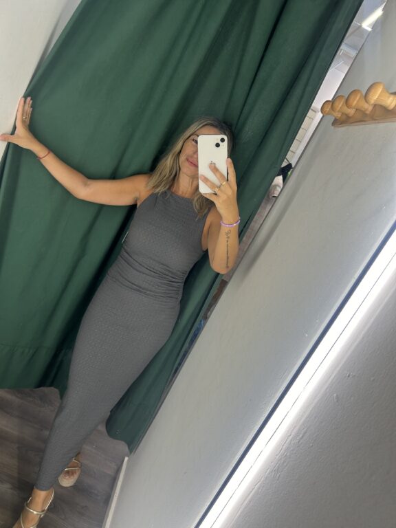 vestido gris lápiz