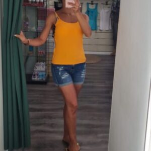 camiseta naranja con casco