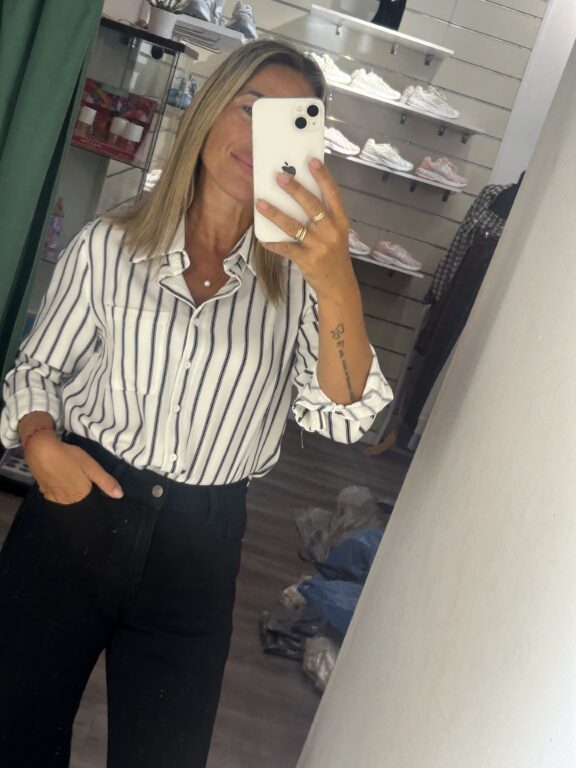 camisa blanca raya negra