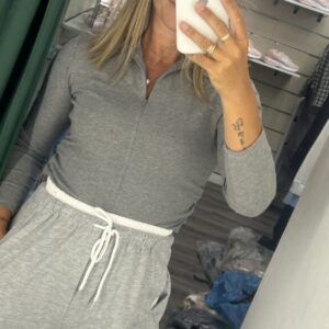 camiseta cremallera gris