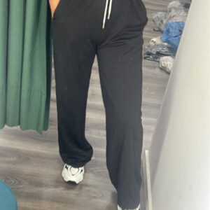 pantalón negro con cinturilla