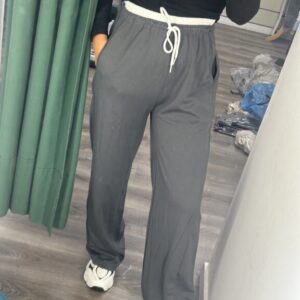 pantalon gris oscuro con cinturilla