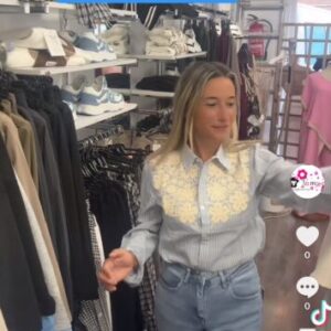 camisa rayas celeste con flores beige