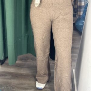 pantalones marron raya al lado