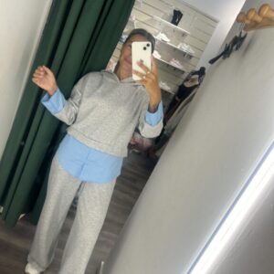 chandals con camisa gris