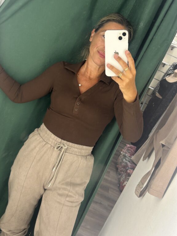 body marrón chocolate polo