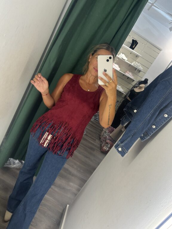 camiseta  antelina flecos burdeo