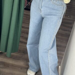 Vaqueros tachuelas a los lados