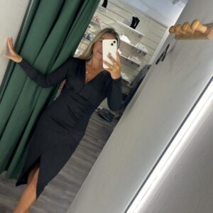 vestido negro elastico escote pico