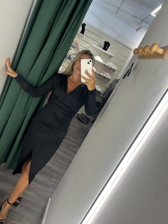 vestido negro elastico escote pico