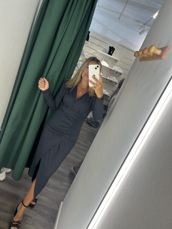 vestido gris escote pico
