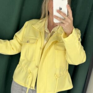 chaqueta amarilla