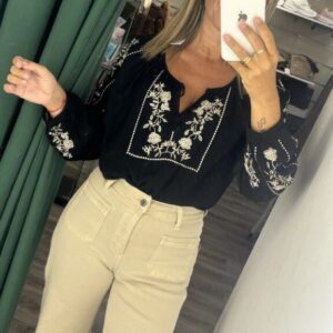 camisa negra flores