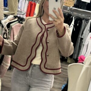 chaqueta beige filo burdeos