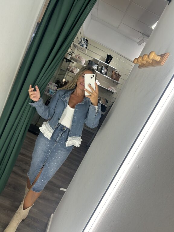 chaqueta vaquera clara con flecos blanco
