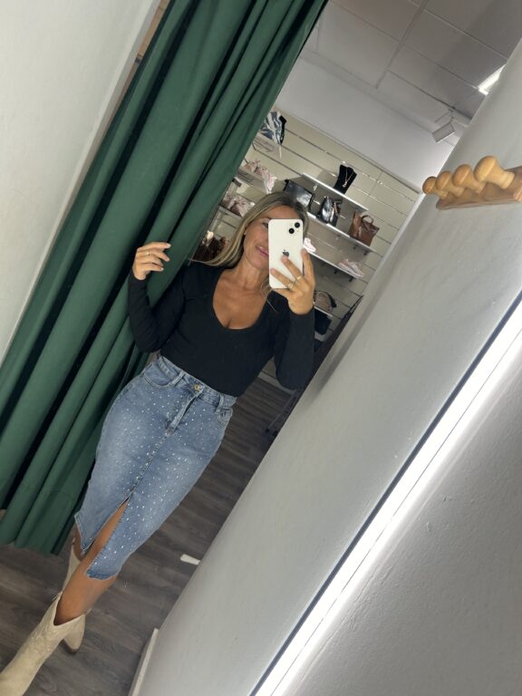body escote v negro