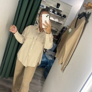 camisa beige raya negra
