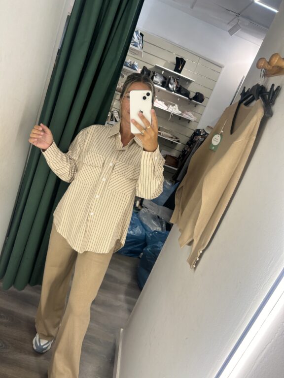 camisa beige raya negra