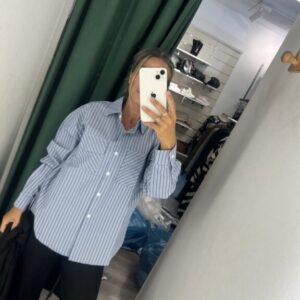 camisa celeste raya negra